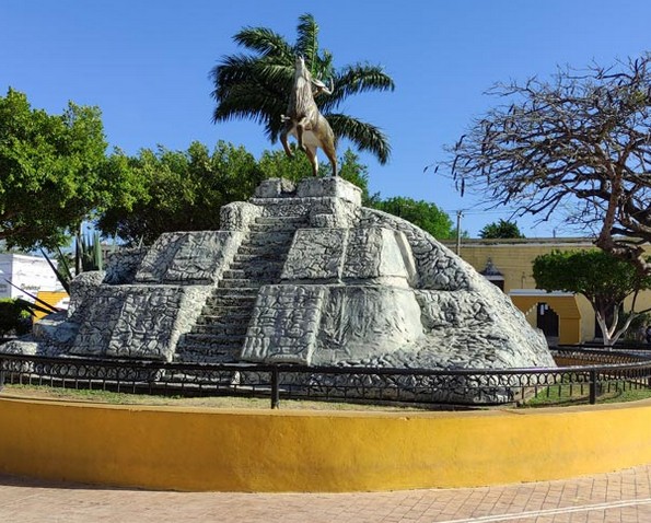 Monumento piramide con venado en Acanceh, Yucatan